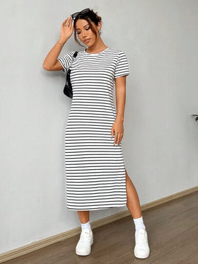 SHEIN EZwear فستان صيفي قصير بأكمام قصيرة محبوك بطبعة مخططة بالأبيض والأسود وتفاصيل بالطبعة