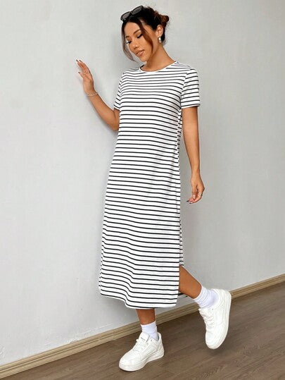 SHEIN EZwear فستان صيفي قصير بأكمام قصيرة محبوك بطبعة مخططة بالأبيض والأسود وتفاصيل بالطبعة