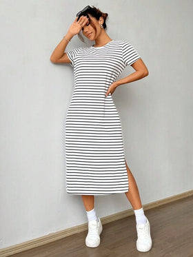SHEIN EZwear فستان صيفي قصير بأكمام قصيرة محبوك بطبعة مخططة بالأبيض والأسود وتفاصيل بالطبعة