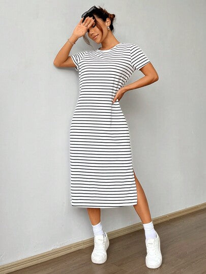 SHEIN EZwear فستان صيفي قصير بأكمام قصيرة محبوك بطبعة مخططة بالأبيض والأسود وتفاصيل بالطبعة