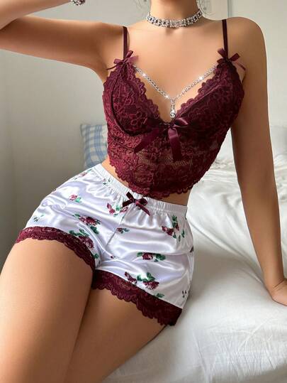 مجموعة بيجاما سهرة عبارة عن ملابس علوية شفاف بحمالات مزين بالسلسلة للنساء مع شورت دانتيل مطبوع بأزهار