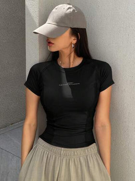 DAZY تي شيرت رياضي للنساء ذو تصميم تي شيرت رقبة وأكمام درجة لون مختلفة بطباعة حرفية مصمم بأسلوب شريب صيفي ملائم للجسم