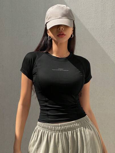 DAZY تي شيرت رياضي للنساء ذو تصميم تي شيرت رقبة وأكمام درجة لون مختلفة بطباعة حرفية مصمم بأسلوب شريب صيفي ملائم للجسم