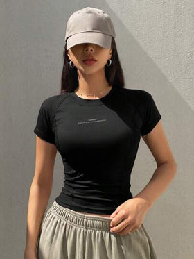 DAZY تي شيرت رياضي للنساء ذو تصميم تي شيرت رقبة وأكمام درجة لون مختلفة بطباعة حرفية مصمم بأسلوب شريب صيفي ملائم للجسم