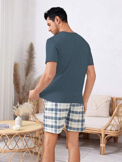SHEIN طقم بيجامة / بدلة نوم تي شيرت أحادي اللون وشورت بطبعة مربعات للرجال