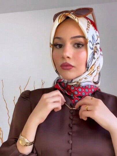 قطعة واحدة من الأوشحة الحريرية الحمراء المربعة ذات الطبعة السلسلة العصرية للنساء، رباط رأس أو وشاح للاستخدام في الهواء الطلق ، 90*90 سم، مناسب لربطات الرأس والأوشحة في الربيع والصيف