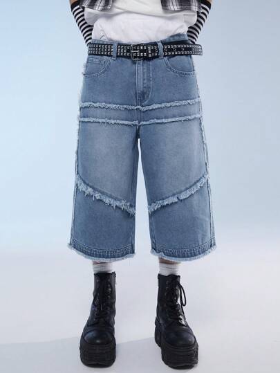 Manfinity Denimwave شورت جينز رجالي فضفاض المقاس مع حواف غير مدروزة وجيوب مجهزة بالخياطة، بأسلوب الملابس الرياضية العصرية