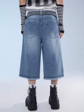 Manfinity Denimwave شورت جينز رجالي فضفاض المقاس مع حواف غير مدروزة وجيوب مجهزة بالخياطة، بأسلوب الملابس الرياضية العصرية