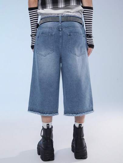 Manfinity Denimwave شورت جينز رجالي فضفاض المقاس مع حواف غير مدروزة وجيوب مجهزة بالخياطة، بأسلوب الملابس الرياضية العصرية