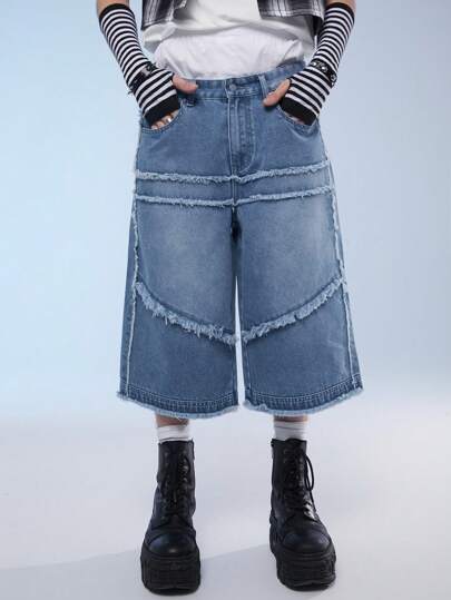 Manfinity Denimwave شورت جينز رجالي فضفاض المقاس مع حواف غير مدروزة وجيوب مجهزة بالخياطة، بأسلوب الملابس الرياضية العصرية