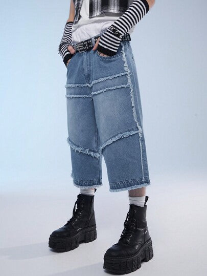 Manfinity Denimwave شورت جينز رجالي فضفاض المقاس مع حواف غير مدروزة وجيوب مجهزة بالخياطة، بأسلوب الملابس الرياضية العصرية