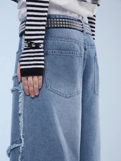 Manfinity Denimwave شورت جينز رجالي فضفاض المقاس مع حواف غير مدروزة وجيوب مجهزة بالخياطة، بأسلوب الملابس الرياضية العصرية