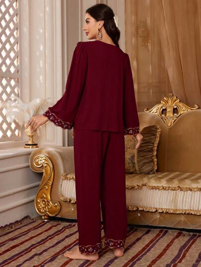 PalaceNights طقم بيجامة نسائية مكون من ملابس علوية بأكمام جرس وياقة على شكل حرف V مطرزة بالزهور وبنطلون، ملابس خريف وشتاء