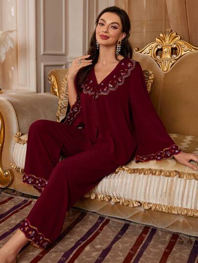 PalaceNights طقم بيجامة نسائية مكون من ملابس علوية بأكمام جرس وياقة على شكل حرف V مطرزة بالزهور وبنطلون، ملابس خريف وشتاء