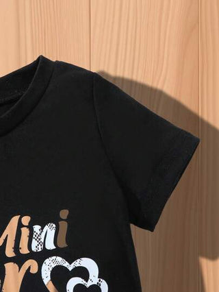 تي شيرت قصير بأكمام مطبوعة بتصميم جميل ومريح باللون الأسود وجينز بأرجل جرس مستوحى من الفينتاج بطبقتين ممزقتين بتصميم شخصي لفتيات الأطفال