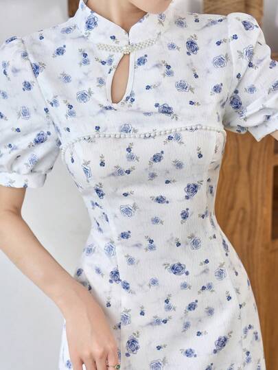 Modelyn فستان شينوا أنيق ذو ياقة عالية وأزرار صغيرة بطبعات زهرية صغيرة، مشدود الخصر مناسب للصيف ، فستان شينوا/قيباو صيني محسّن عصري