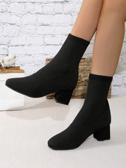 بوت نسائي جديد لخريف/شتاء 2025 ذو كعب سميك مربع الأصبع وطول الكاحل، بوت بكعب عالي سميك مرن