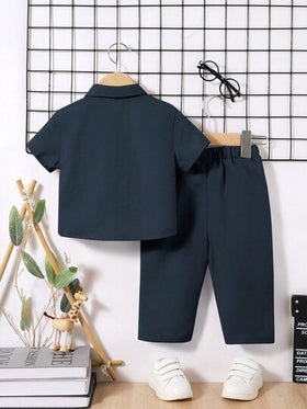SHEIN مجموعة من 2 قطعة، ملابس علوية بياقة بولو أحادي اللون وأكمام قصيرة مع بنطلون ضيق للأولاد الصغار