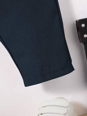 SHEIN مجموعة من 2 قطعة، ملابس علوية بياقة بولو أحادي اللون وأكمام قصيرة مع بنطلون ضيق للأولاد الصغار