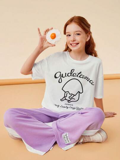 girls-sets Gudetama X  ملابس علوية قصيرة بأكمام منتظمة باللون الأبيض مع رسم بسيط مطبوع لفتيات المرحلة الانتقالية، وبنطلون كاجوال بخصر عادي بألوان بنفسجي متباينة تحتوي على شقوق جانبية في الحاشية.