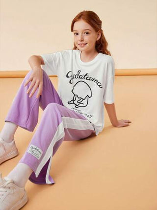 girls-sets Gudetama X  ملابس علوية قصيرة بأكمام منتظمة باللون الأبيض مع رسم بسيط مطبوع لفتيات المرحلة الانتقالية، وبنطلون كاجوال بخصر عادي بألوان بنفسجي متباينة تحتوي على شقوق جانبية في الحاشية.