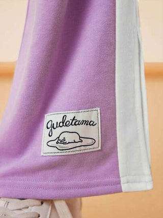 girls-sets Gudetama X  ملابس علوية قصيرة بأكمام منتظمة باللون الأبيض مع رسم بسيط مطبوع لفتيات المرحلة الانتقالية، وبنطلون كاجوال بخصر عادي بألوان بنفسجي متباينة تحتوي على شقوق جانبية في الحاشية.