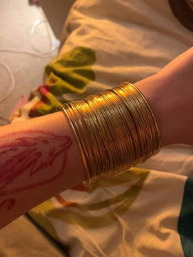 سوار قابل للتعديل مفتوح للنساء، سوار ذهبي اللون يلتف حول المعصم