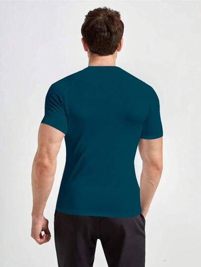 Manfinity Sport PWRUP تي شيرت رياضي مضغوط بأكمام قصيرة مريح للرجال بطباعة الخطوط البيضاء على خلفية زرقاء 