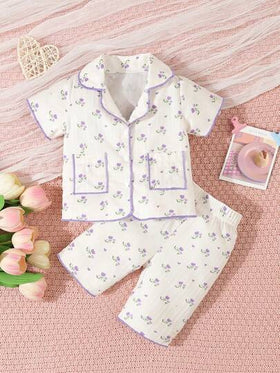 SHEIN 2 قطعة طقم بيجاما للبنات الرضع مكون من قميص بأكمام قصيرة وشورت سادة مطبوع باللون الوردي