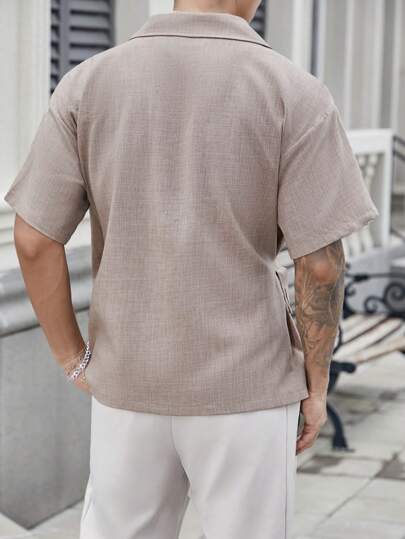 Manfinity Homme قميص رجالي قصير الأكمام من القماش المصنع شبه كتان ثنائي اللون، بياقة منبطحة ورباط، مناسب للخروج، للزوج