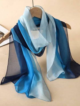 وشاح نسائي بسيط كلاسيكي بتدرج لوني خفيف الوزن مصنوع من الشيفون، يتميز بالراحة واللطف على البشرة وحماية من الشمس، مناسب للاستخدام اليومي كباندانا أو حزام شعر أو لتزيين مظهرك