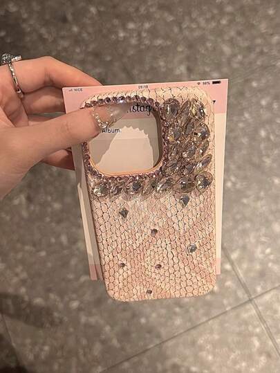 حافظة هاتف وردية براقة من الجلد اصطناعي بنقش جلد الثعبان لهواتف iPhone 16 Series، حماية كاملة، مقاومة للصدمات، مصنوعة يدوياً