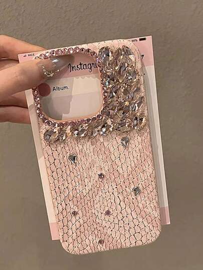 حافظة هاتف وردية براقة من الجلد اصطناعي بنقش جلد الثعبان لهواتف iPhone 16 Series، حماية كاملة، مقاومة للصدمات، مصنوعة يدوياً