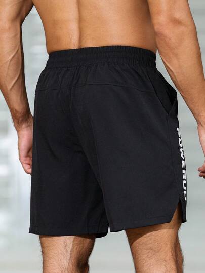 Manfinity Sport Corelite شورت رياضي كاجوال مطبوع عليه حرف للرجال بطراز الصديق، بنطلون رياضي قصير أسود للصيف