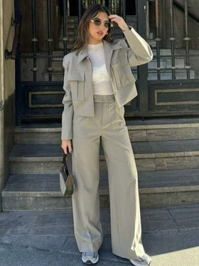 بدلة نسائية بسيطة مكونة من جاكيت قصيرة وبنطلون كاجوال للربيع