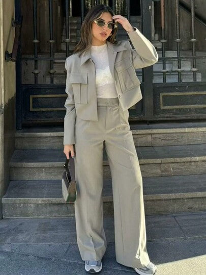 بدلة نسائية بسيطة مكونة من جاكيت قصيرة وبنطلون كاجوال للربيع