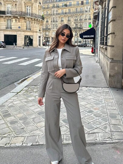 بدلة نسائية بسيطة مكونة من جاكيت قصيرة وبنطلون كاجوال للربيع