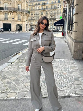 بدلة نسائية بسيطة مكونة من جاكيت قصيرة وبنطلون كاجوال للربيع