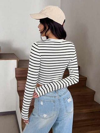 EZwear تيشيرت نسائي بأكمام طويلة مقصوص بقصّة عصرية وياقة دائرية ضيقة 3 قطع، عارضة للارتداء اليومي
