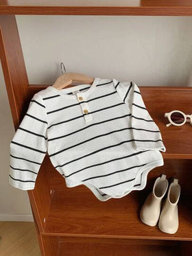 SHEIN بدلة كاجوال للأطفال حديثي الولادة بنين/بنات بطراز كلية، مطابقة للجميع، مخططة باللونين الأسود والأبيض، محبوكة، ناعمة ومريحة، مناسبة للارتداء في الربيع/الصيف، للداخل والخارج