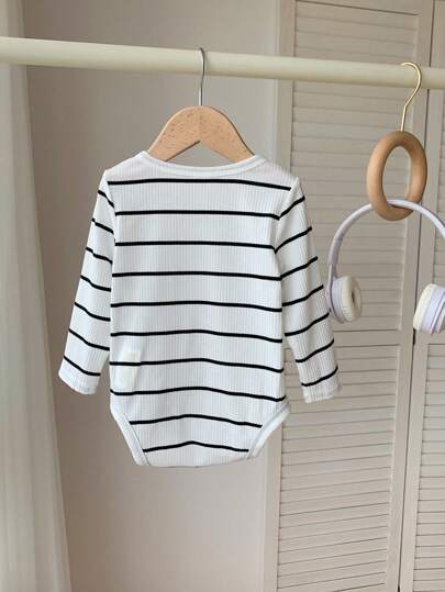 SHEIN بدلة كاجوال للأطفال حديثي الولادة بنين/بنات بطراز كلية، مطابقة للجميع، مخططة باللونين الأسود والأبيض، محبوكة، ناعمة ومريحة، مناسبة للارتداء في الربيع/الصيف، للداخل والخارج