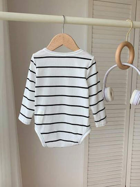 SHEIN بدلة كاجوال للأطفال حديثي الولادة بنين/بنات بطراز كلية، مطابقة للجميع، مخططة باللونين الأسود والأبيض، محبوكة، ناعمة ومريحة، مناسبة للارتداء في الربيع/الصيف، للداخل والخارج