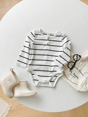 SHEIN بدلة كاجوال للأطفال حديثي الولادة بنين/بنات بطراز كلية، مطابقة للجميع، مخططة باللونين الأسود والأبيض، محبوكة، ناعمة ومريحة، مناسبة للارتداء في الربيع/الصيف، للداخل والخارج