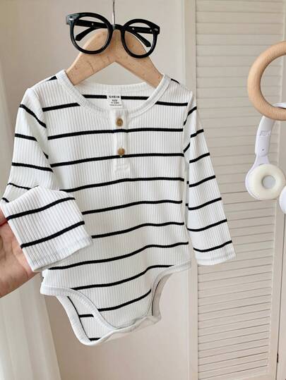 SHEIN بدلة كاجوال للأطفال حديثي الولادة بنين/بنات بطراز كلية، مطابقة للجميع، مخططة باللونين الأسود والأبيض، محبوكة، ناعمة ومريحة، مناسبة للارتداء في الربيع/الصيف، للداخل والخارج