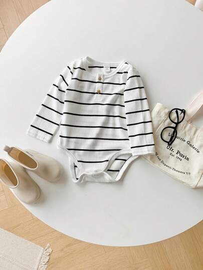 SHEIN بدلة كاجوال للأطفال حديثي الولادة بنين/بنات بطراز كلية، مطابقة للجميع، مخططة باللونين الأسود والأبيض، محبوكة، ناعمة ومريحة، مناسبة للارتداء في الربيع/الصيف، للداخل والخارج