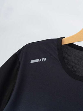 مجموعة من قطعتين من الملابس الرياضية للفتيان المراهقين ، تشمل تيشيرت بأكمام قصيرة وقماش شبكي تدرجي، وشورت رياضي للركض ، مناسب لكرة السلة والكرة القدمية والصيف