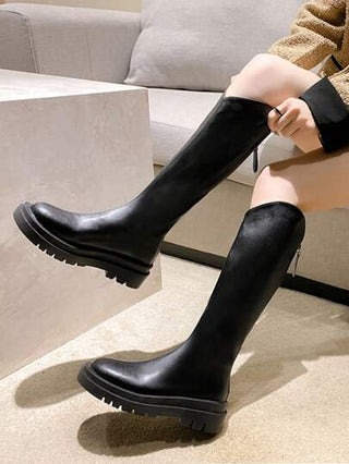 الأحذية الطويلة ذات الحافة على شكل V للنساء، موديل جديد لخريف وشتاء 2025، رأس مستدير، سميكة الأساس، سحاب خلفي، بوت عالية الجودة وأزياء