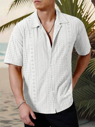 Manfinity Homme قميص رجالي أنيق لإطلالة عطلة، مطابق مع تآلف من الخطوط الهندسية الأسود والأبيض المنسوج بنسيج الكروشيه والجاكار، مفتوح الأكمام قصير، يتميز بأزرار في خط الأمام، يجسد أناقة وجمال الفرنسي وملائم لعطلات شواطئ هاواي وحفلات الموسيقى والارتداء اليو