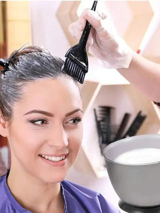 طقم 6 قطع من إكسسوارات صبغ الشعر: فرشاة، وطبق، وأغطية الأذن، خلاط صبغ الشعر، موزع صبغ الشعر، ومشط صبغ الشعر. مناسب لصبغ الشعر والتفتيح والتلوين المنزلي والمهني.