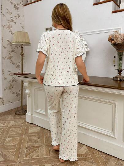 CottageSlumber طقم بيجامة نسائي قصير الأكمام مع بنطال طويل، طقم أبيض مزخرف بنقشات زهرية منتفخة، تفاصيل أنيقة ومريحة، مناسب لموسم العطلات